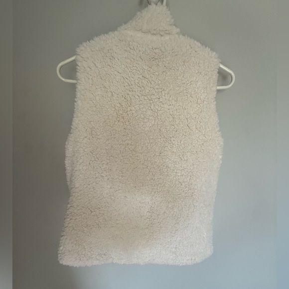 Francesca’s Cream Reversible Sherpa vest - Picture 4 of 10
